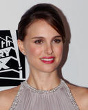 Natalie Portman con vestido Gris